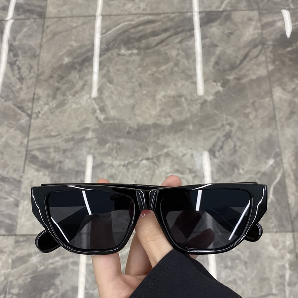 Νέο μοντέλο γυναικεία γυαλιά ηλίου  με φαρδύ σκελετό