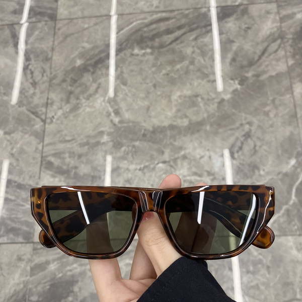 Νέο μοντέλο γυναικεία γυαλιά ηλίου  με φαρδύ σκελετό