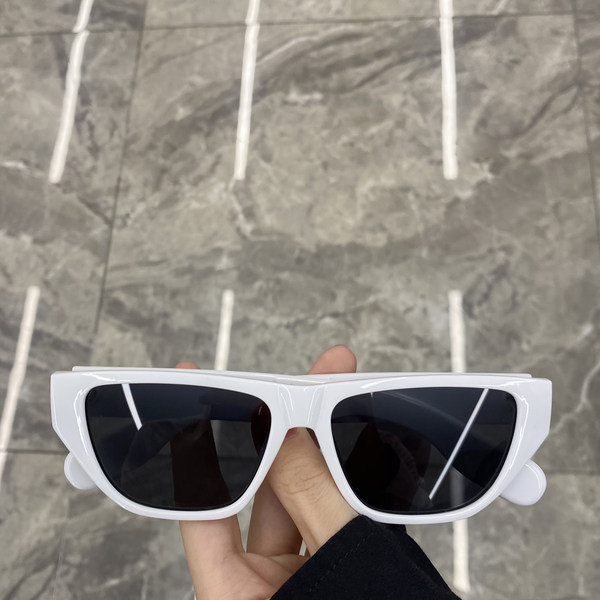 Νέο μοντέλο γυναικεία γυαλιά ηλίου  με φαρδύ σκελετό