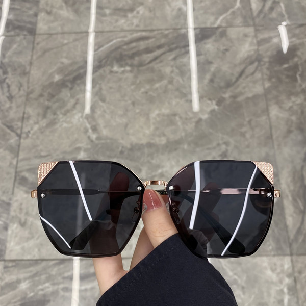 Moodsad metallist kaunistusega naiste prillid