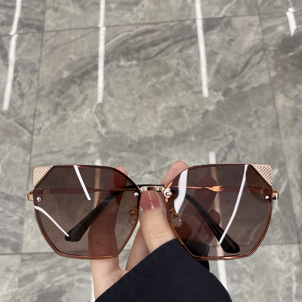 Moodsad metallist kaunistusega naiste prillid