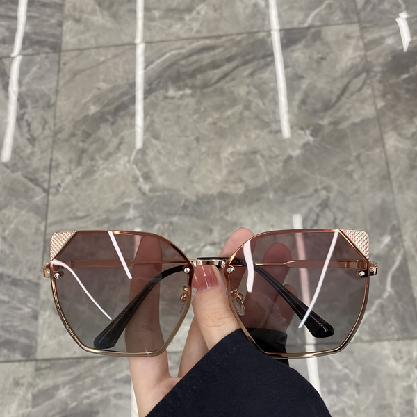 Moodsad metallist kaunistusega naiste prillid