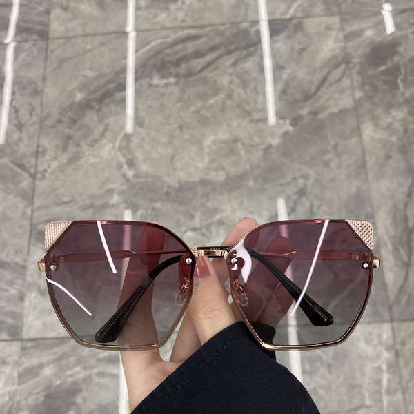 Moodsad metallist kaunistusega naiste prillid