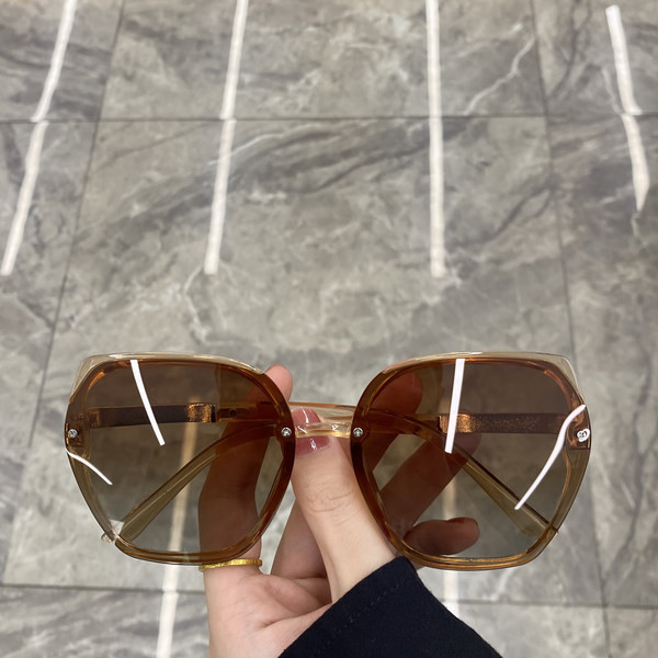 Ümmargused ruudukujulise raamiga prillid