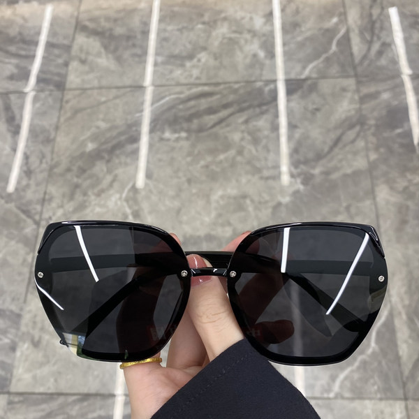 Ümmargused ruudukujulise raamiga prillid