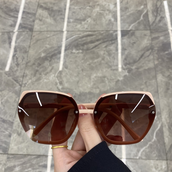 Ümmargused ruudukujulise raamiga prillid