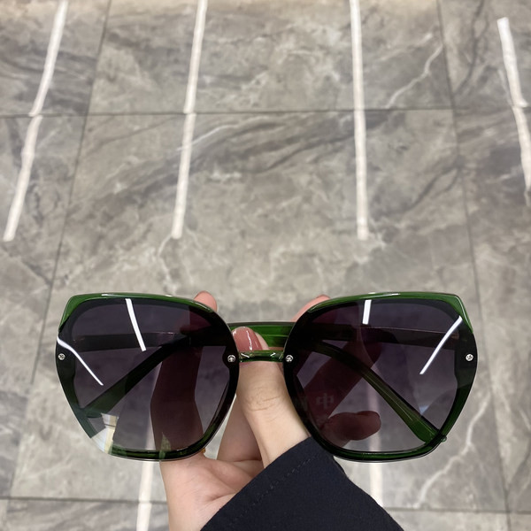 Ümmargused ruudukujulise raamiga prillid