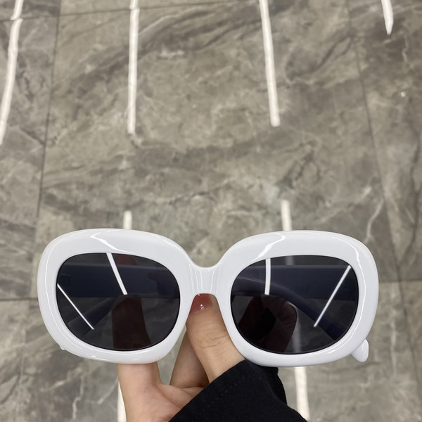 Moodsad naiste päikeseprillid mitmes värvitoonis