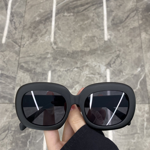 Moodsad naiste päikeseprillid mitmes värvitoonis