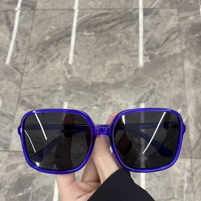 Uus ruudukujuliste ja värviliste raamidega prillide mudel