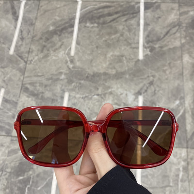 Uus ruudukujuliste ja värviliste raamidega prillide mudel