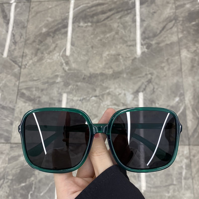 Uus ruudukujuliste ja värviliste raamidega prillide mudel