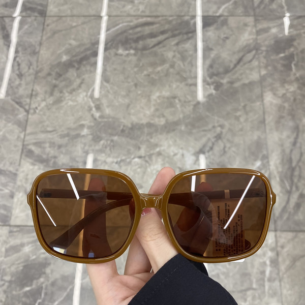 Uus ruudukujuliste ja värviliste raamidega prillide mudel