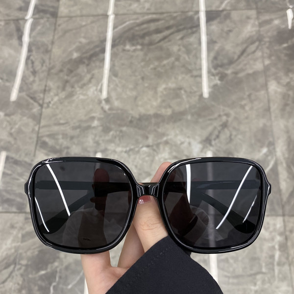 Uus ruudukujuliste ja värviliste raamidega prillide mudel