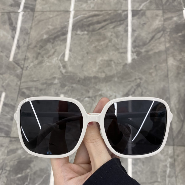 Uus ruudukujuliste ja värviliste raamidega prillide mudel