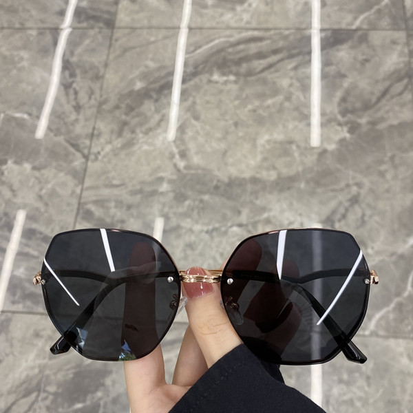 Naiste ümarad õhukeste raamidega prillid