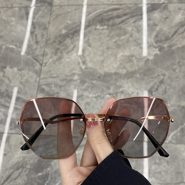 Naiste ümarad õhukeste raamidega prillid