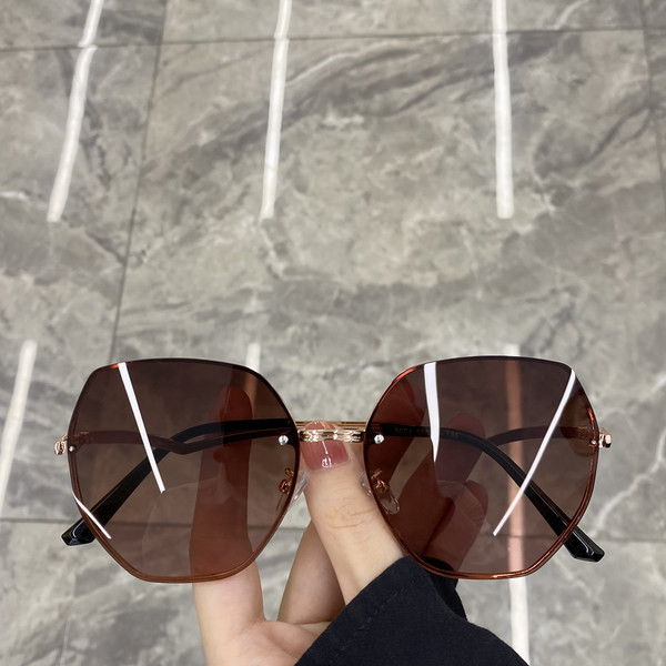 Naiste ümarad õhukeste raamidega prillid