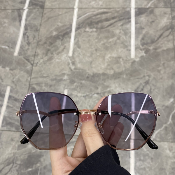 Naiste ümarad õhukeste raamidega prillid