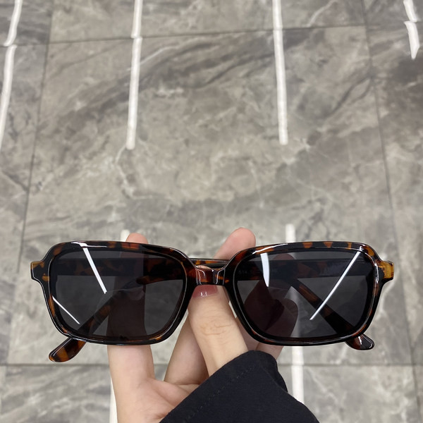 Moodsad ristkülikukujulised päikeseprillid