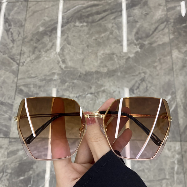 Õhukese metallraamiga naiste päikeseprillid