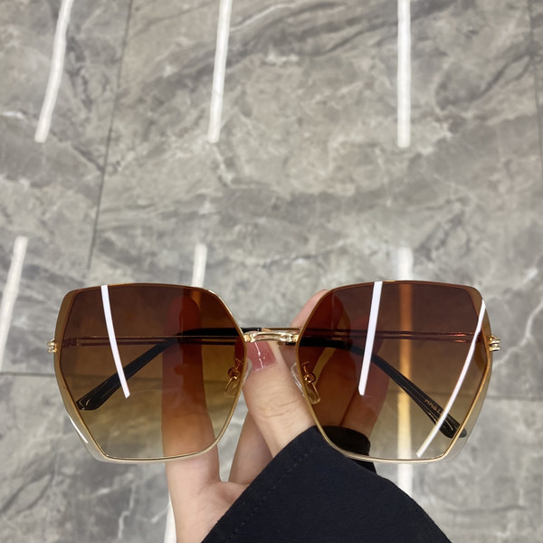 Õhukese metallraamiga naiste päikeseprillid