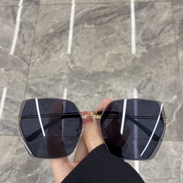 Õhukese metallraamiga naiste päikeseprillid