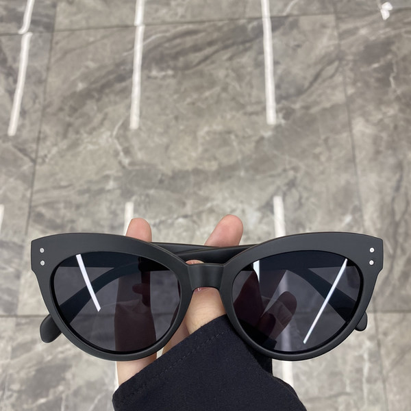 Moodsad värviliste raamidega kassisilma prillid