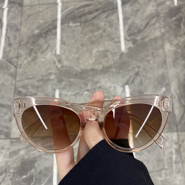 Moodsad värviliste raamidega kassisilma prillid