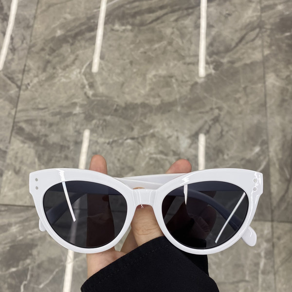 Moodsad värviliste raamidega kassisilma prillid