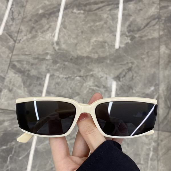 Naiste retroprillide uus mudel värviliste klaasidega