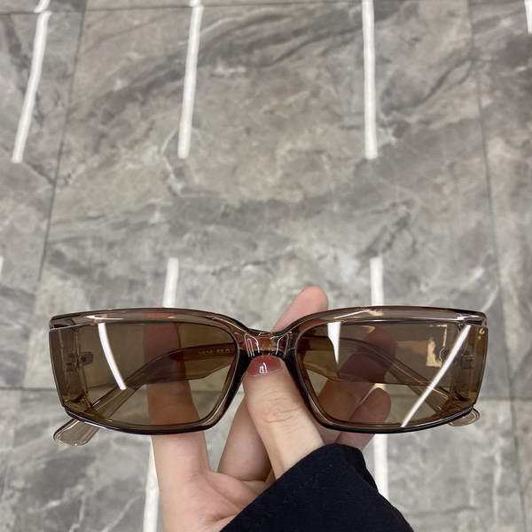 Naiste retroprillide uus mudel värviliste klaasidega