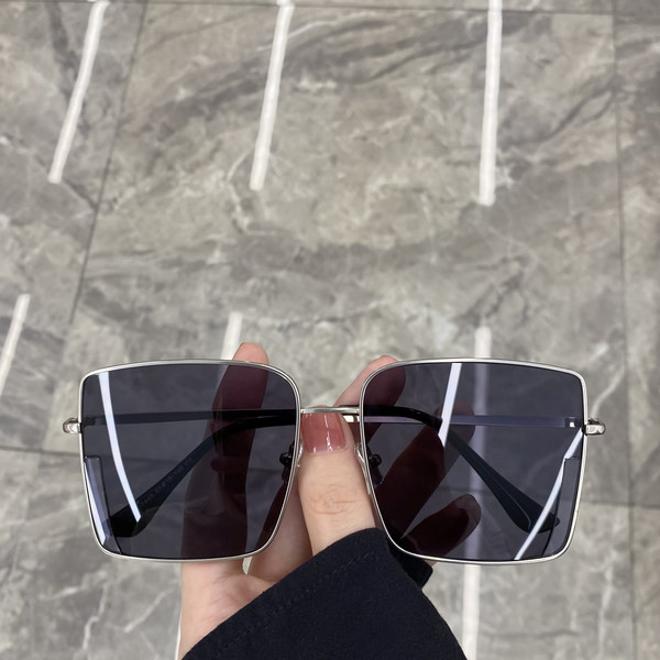 Kandilised õhukeste raamidega prillid naistele