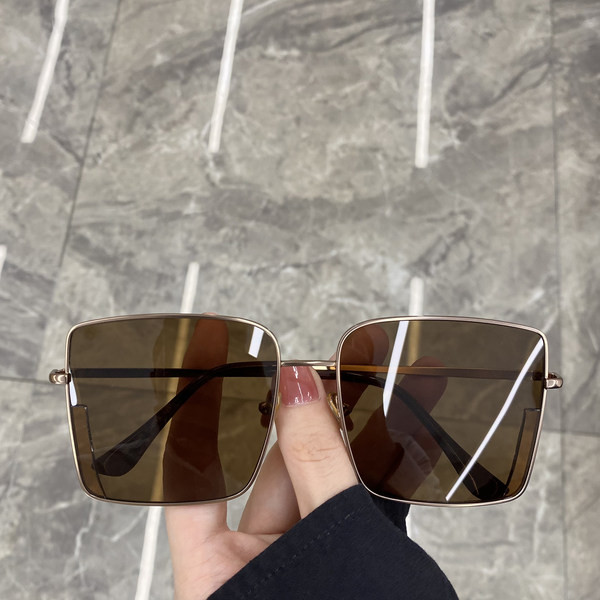 Kandilised õhukeste raamidega prillid naistele