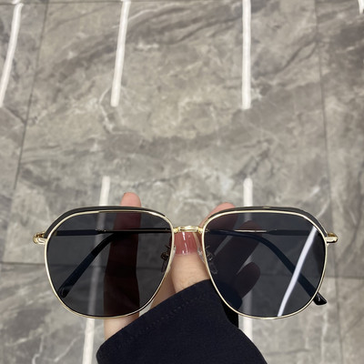 Μοντέρνα γυναικεία γυαλιά ηλίου με μεταλλικό σκελετό