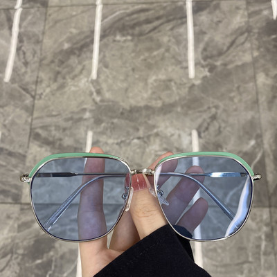 Μοντέρνα γυναικεία γυαλιά ηλίου με μεταλλικό σκελετό