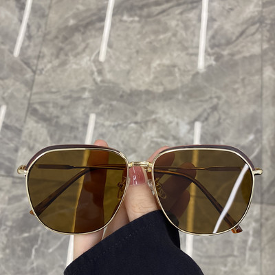 Μοντέρνα γυναικεία γυαλιά ηλίου με μεταλλικό σκελετό