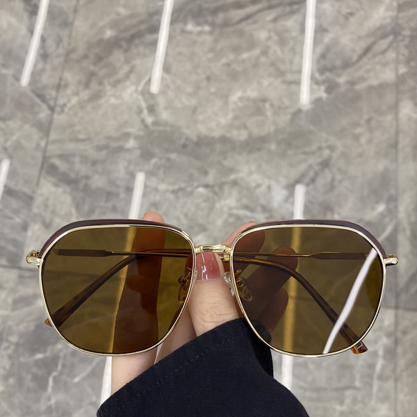Μοντέρνα γυναικεία γυαλιά ηλίου με μεταλλικό σκελετό