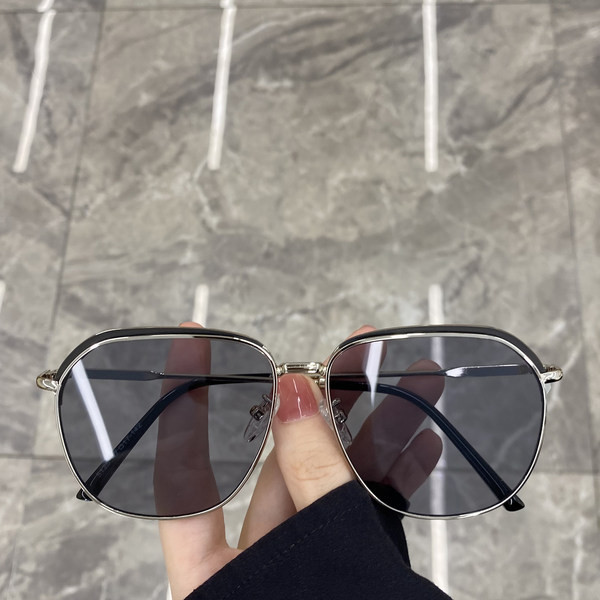 Μοντέρνα γυναικεία γυαλιά ηλίου με μεταλλικό σκελετό