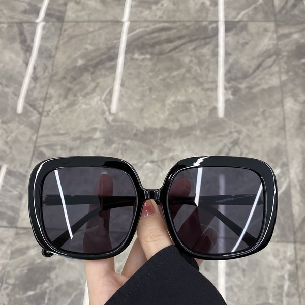 Kandilise kujuga ja värviliste raamidega naiste prillid