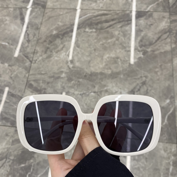 Kandilise kujuga ja värviliste raamidega naiste prillid