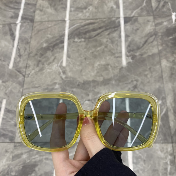 Kandilise kujuga ja värviliste raamidega naiste prillid