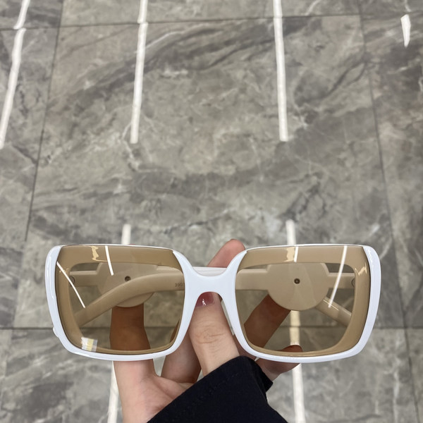 Stiilsed UV-kaitsega ja ruudukujulised naiste prillid