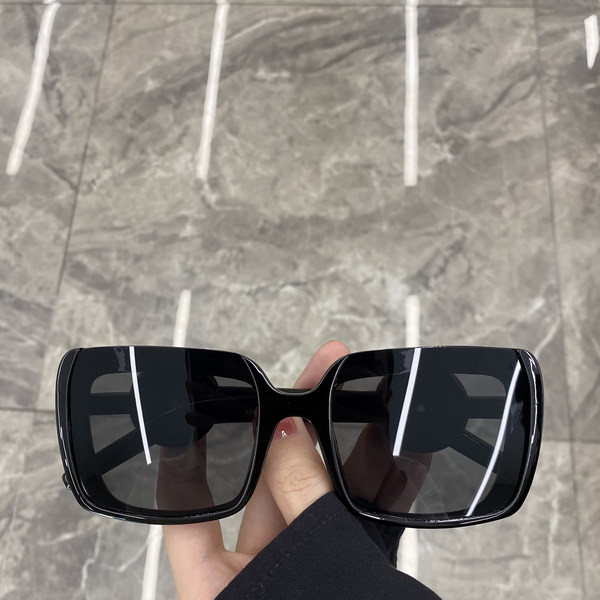 Stiilsed UV-kaitsega ja ruudukujulised naiste prillid