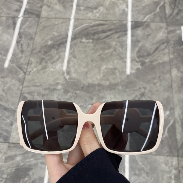 Stiilsed UV-kaitsega ja ruudukujulised naiste prillid