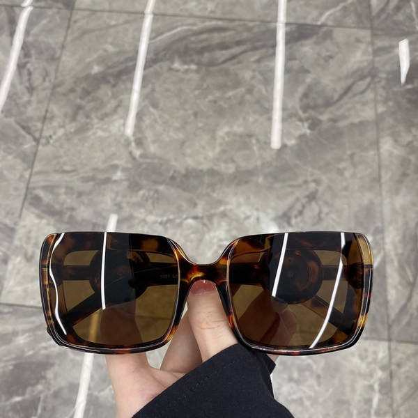 Stiilsed UV-kaitsega ja ruudukujulised naiste prillid