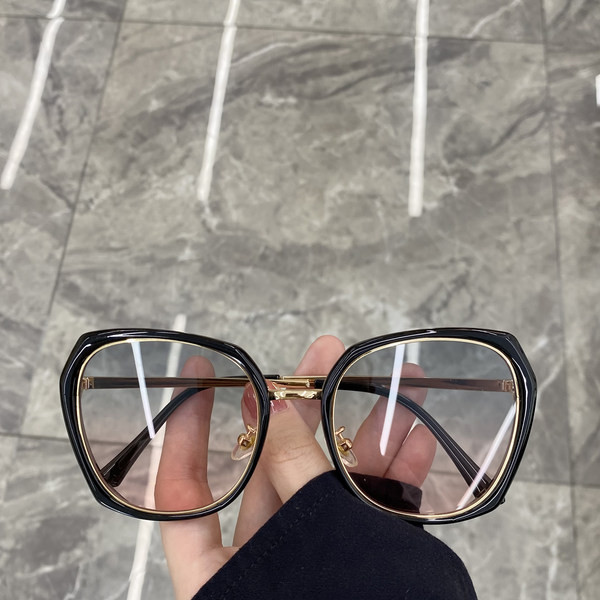 Ovaalse kuju ja õhukeste raamidega naiste prillid