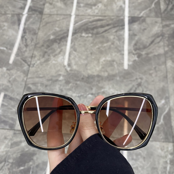 Ovaalse kuju ja õhukeste raamidega naiste prillid