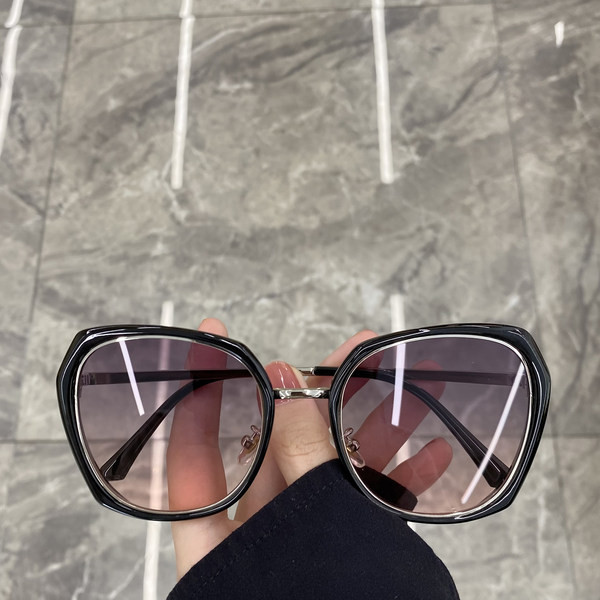 Ovaalse kuju ja õhukeste raamidega naiste prillid