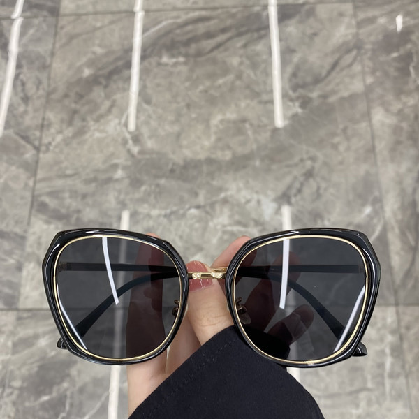 Ovaalse kuju ja õhukeste raamidega naiste prillid